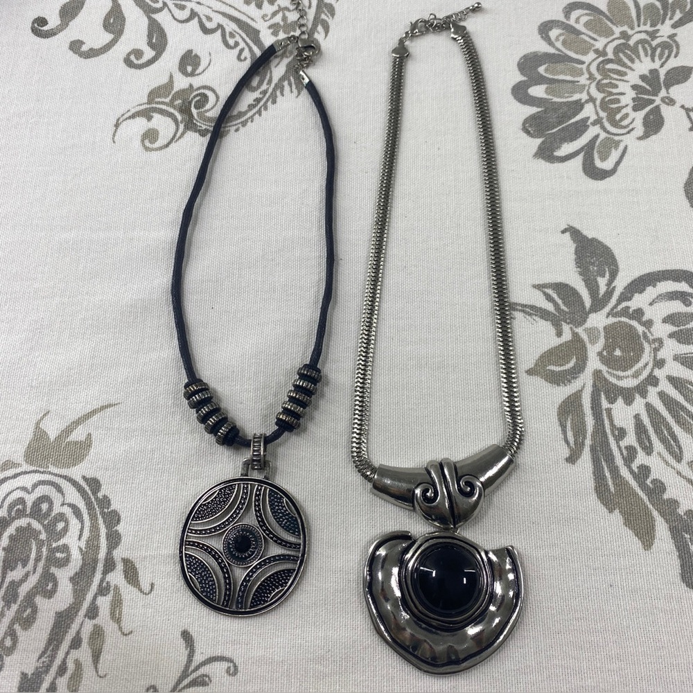 Vintage Western Silver Tone Onyx
Chain Neck‎